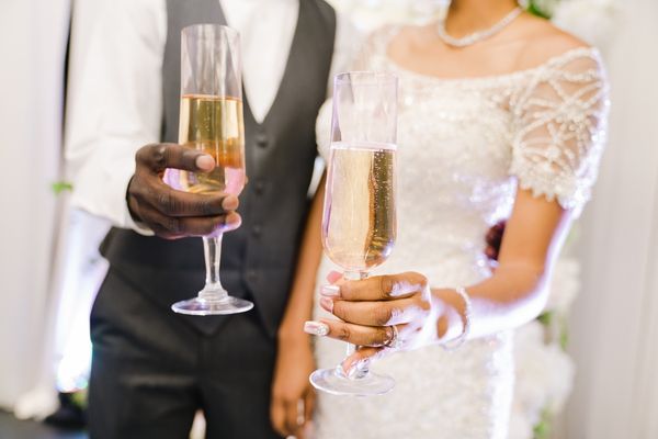 Uống rượu giao bôi là gì? Ý nghĩa và nghi thức chuẩn trong đám cưới