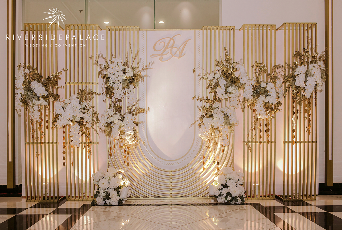 Trang trí backdrop tiệc cưới sẽ tạo ra một không gian đẹp mắt và đầy phong cách cho lễ cưới của bạn. Với những mẫu backdrop tinh tế và sang trọng, bạn có thể tùy chỉnh và tạo ra một bữa tiệc cưới đáng nhớ cho mọi người tham dự. 