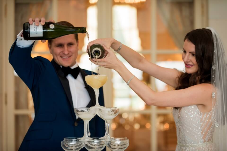 nghi thức rót rượu sâm banh trong ngày cưới