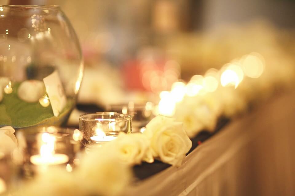 hoa hồng trang trí bàn tiệc tại nhà hàng đặt tiệc cưới mùa xuân