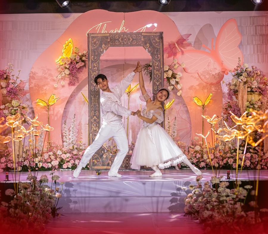 Tiết mục mở màn tiệc cưới là khởi đầu cho hành trình yêu thương của cô dâu và chú rể