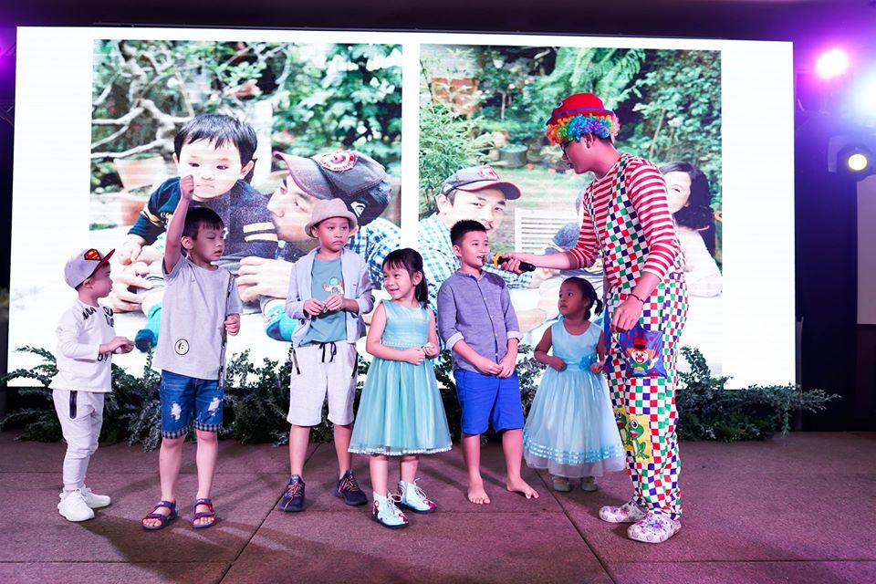 Trò chơi giúp bé vận động theo nhạc, phát triển cảm nhận nhạc và phối hợp động tác.