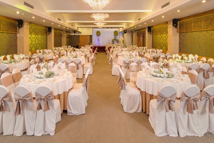 Bách Việt phù hợp với những tiệc cưới nhỏ đến trung bình vì mang lại sự gần gũi