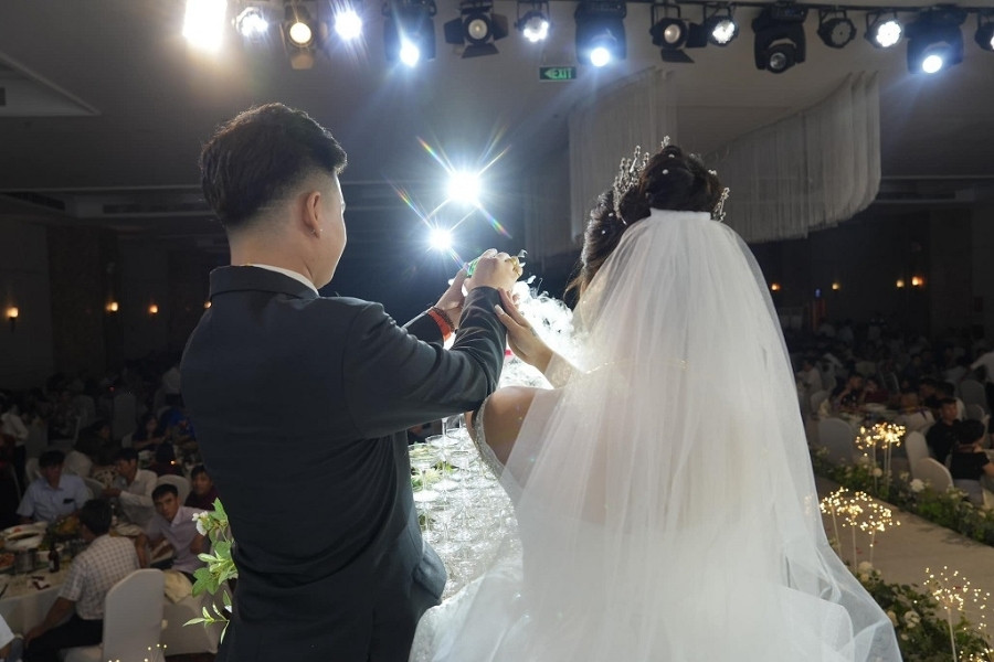 Bài nhạc vui vẻ, tươi sáng đánh dấu sự khởi đầu của cuộc sống hôn nhân