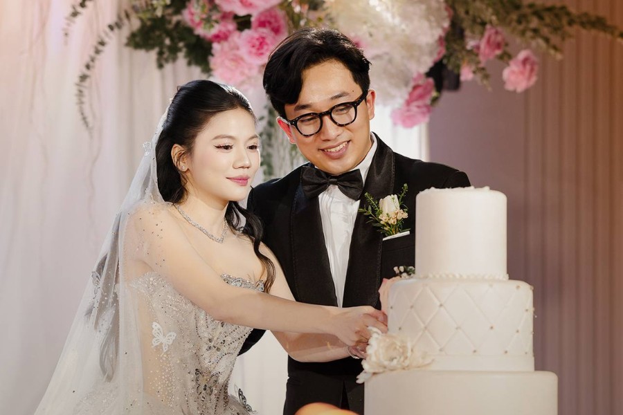 Bánh cưới tượng trưng cho sự gắn kết bền chặt và là khởi đầu ngọt ngào cho cuộc đời mới của đôi uyên ương