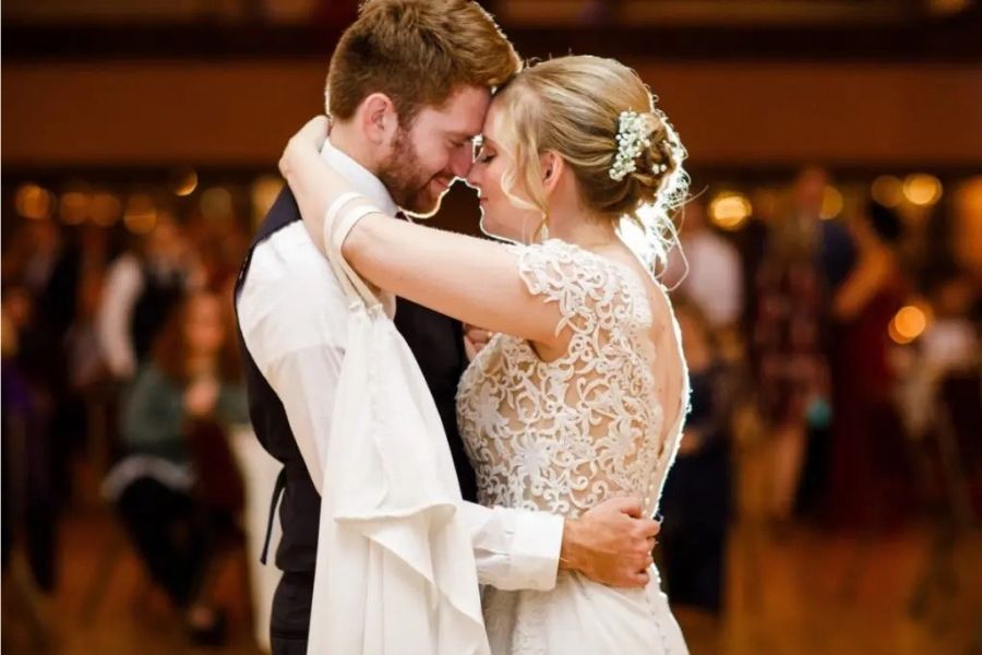 Các bản nhạc chậm, nhẹ nhàng là lựa chọn an toàn cho các cặp đôi