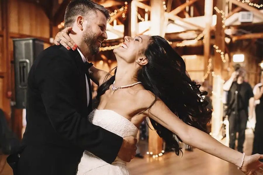 Các điệu nhảy tự do sáng tạo là nơi để kể lại câu chuyện tình của cặp vợ chồng son