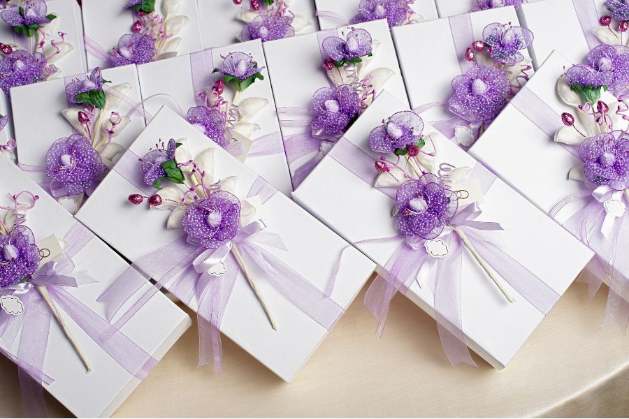 Cách chọn quà cưới sang trọng tặng khách mời
