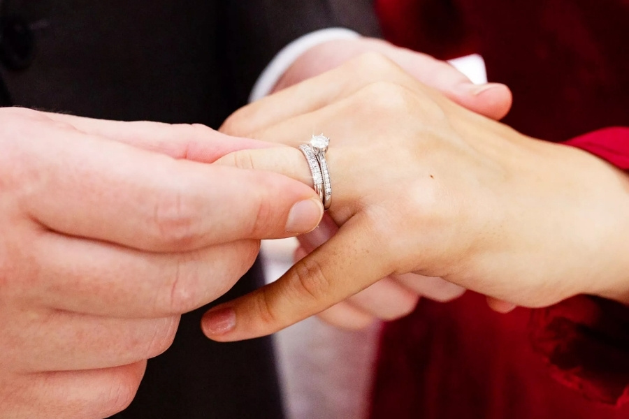 Cách đeo nhẫn cầu hôn và nhẫn cưới trên cùng ngón áp út theo quan niệm phổ biến hiện nay