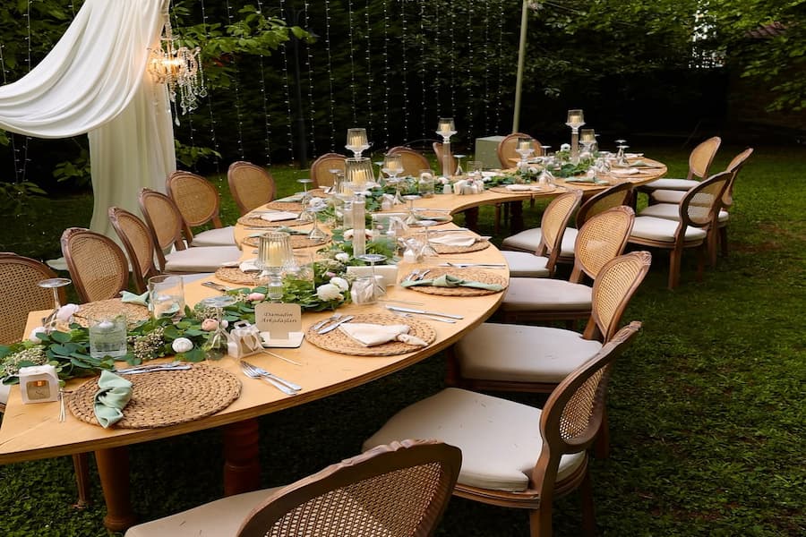 Cách sắp xếp bàn ghế đơn giản, mộc mạc góp phần mang lại cảm giác nhẹ nhàng và thoải mái