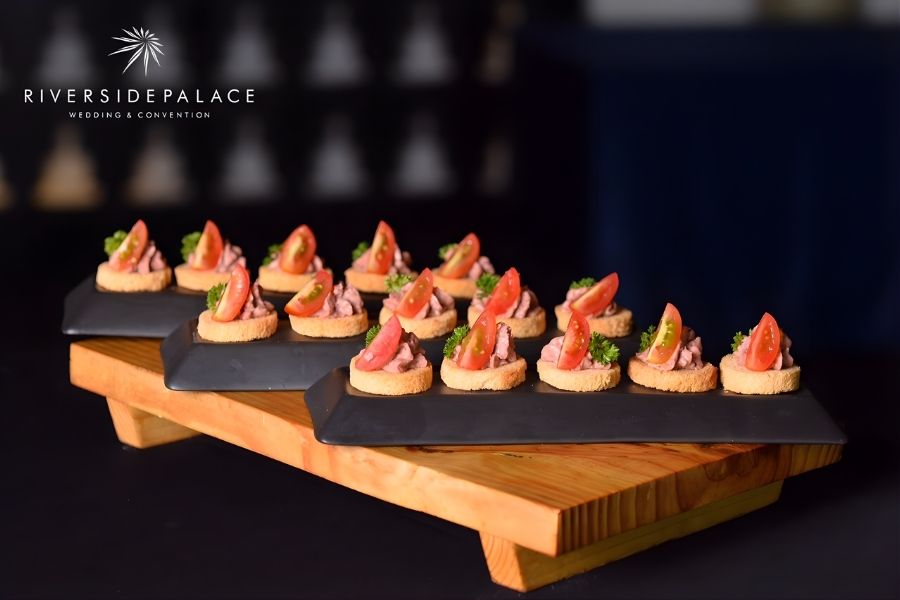 Cân nhắc thực đơn phù hợp với tính chất của bữa tiệc và khẩu vị của khách