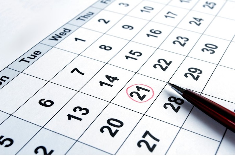 Ngày cúng đầy tháng được điều chỉnh theo giới tính bé: bé trai cúng muộn hơn một ngày, bé gái cúng sớm hơn một ngày, theo quan niệm truyền thống.