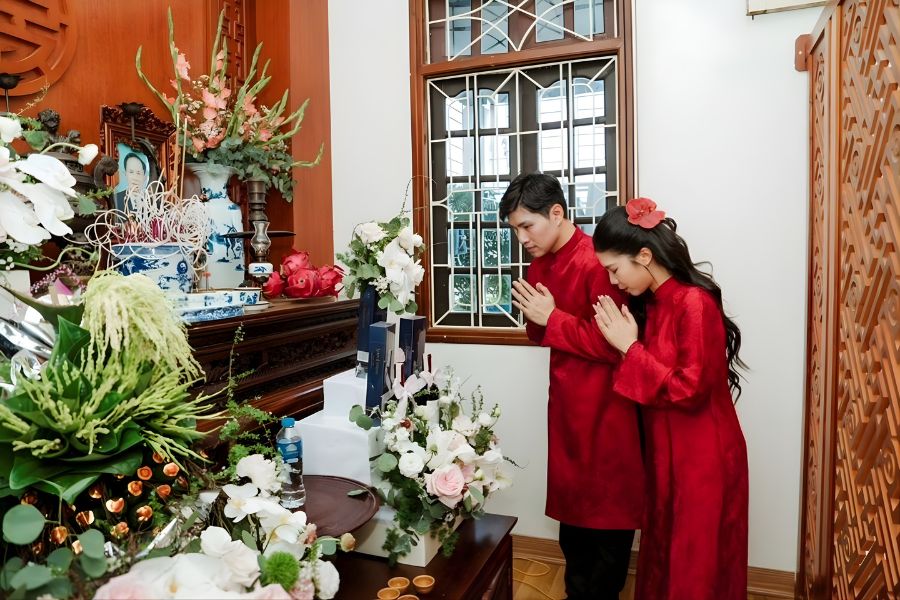 Cô dâu chú rể thành tâm dâng hương và khấn nguyện trước bàn thờ