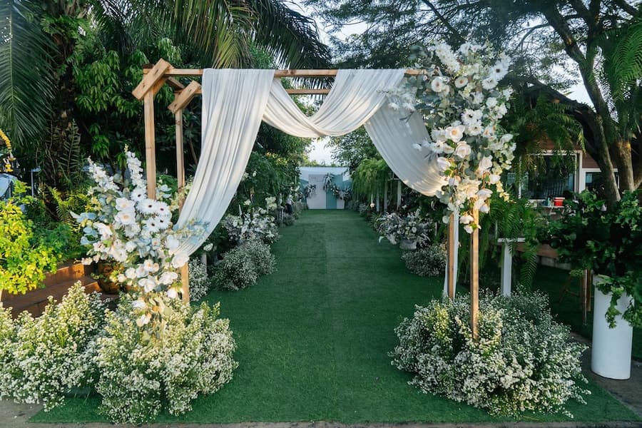 Cổng cưới và khu vực đón khách được trang trí chỉn chu tạo ấn tượng đầu tiên cho khách mời khi tham dự tiệc