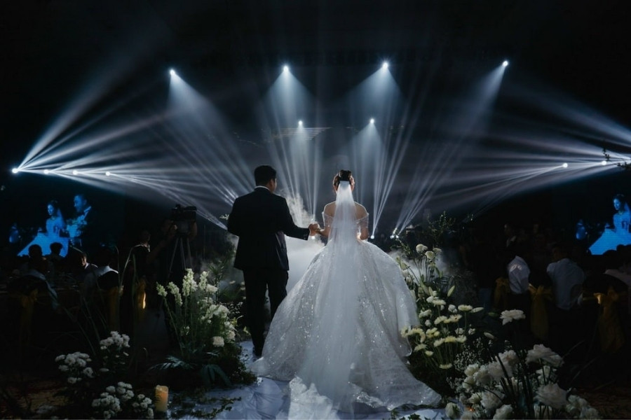 Đảm bảo âm nhạc phù hợp với phong cách bữa tiệc và đa dạng lứa tuổi