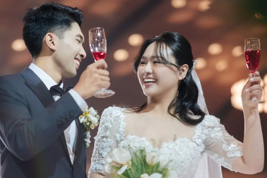 Để nghi thức giao bôi hoàn hảo, cặp đôi cần chú trọng sự phối hợp ăn ý từ lượng rượu, tư thế đứng đến nhịp độ chậm rãi để giữ trọn phong thái thanh lịch