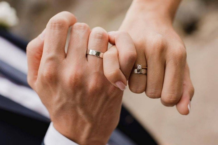 Đeo nhẫn đúng cách khóa chặt lời hứa trăm năm