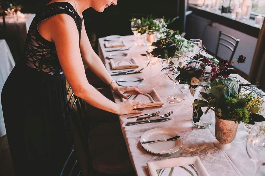 Dịch vụ cưới trọn gói giúp giảm áp lực chuẩn bị, để cô dâu chú rể trọn vẹn tận hưởng ngày vui bên gia đình và khách mời.