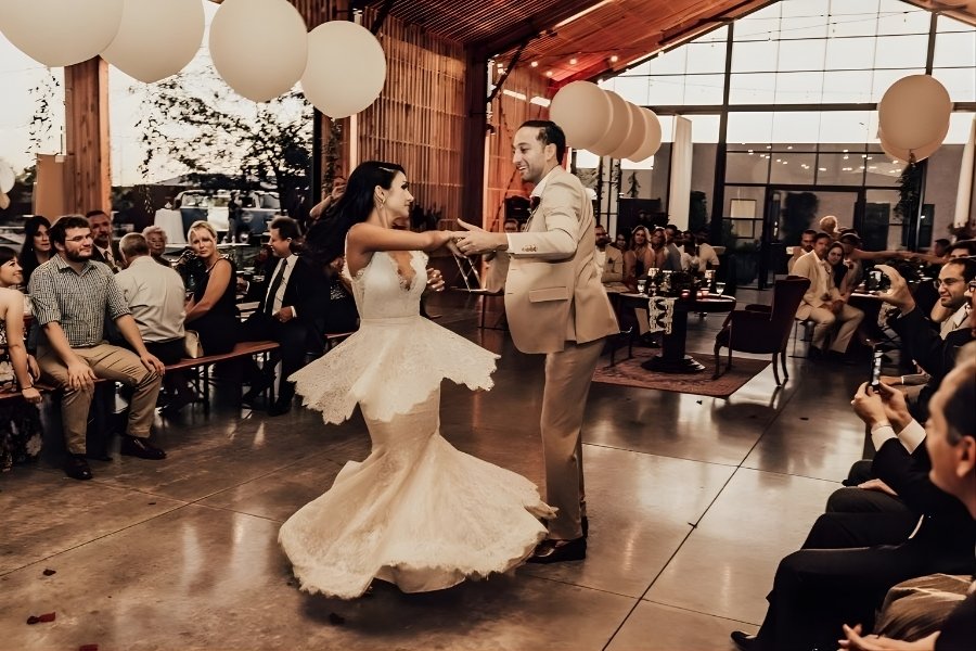 Điệu nhảy đôi là cách để bắt đầu một đám cưới lãng mạn và đầy dấu ấn riêng