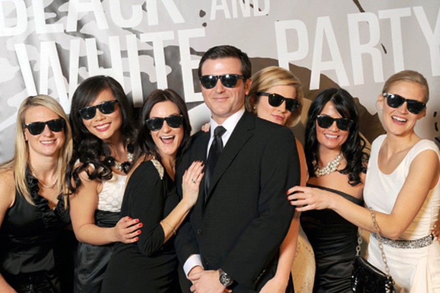 Dress code là quy tắc trang phục giúp tạo nên sự đồng điệu, chuyên nghiệp và tăng tính thẩm mỹ chung cho khách mời tham dự sự kiện