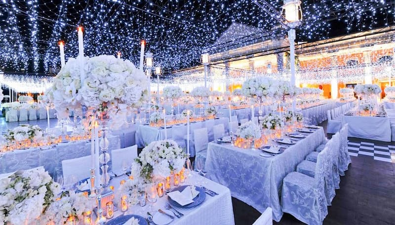 Hoa và nến là những phụ kiện trang trí giúp tiệc cưới mùa đông của bạn trở nên ấm cúng