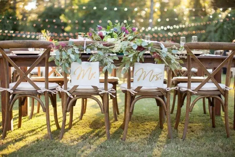 Bàn ghế độc đáo sẽ là điểm nhấn cho không gian hôn lễ của bạn