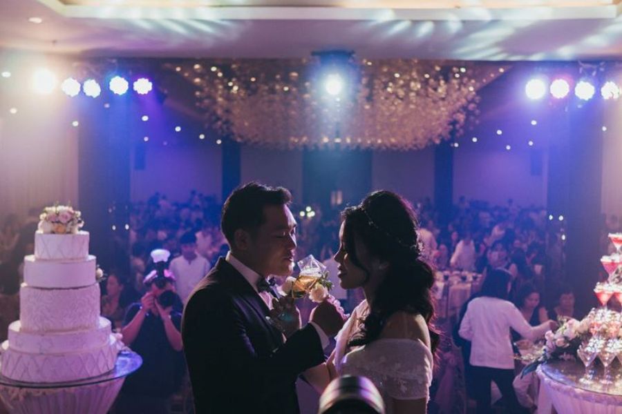 Giao bôi là nghi thức uống rượu chung bắt nguồn từ lễ Hợp Cẩn, tượng trưng cho sự gắn kết vợ chồng