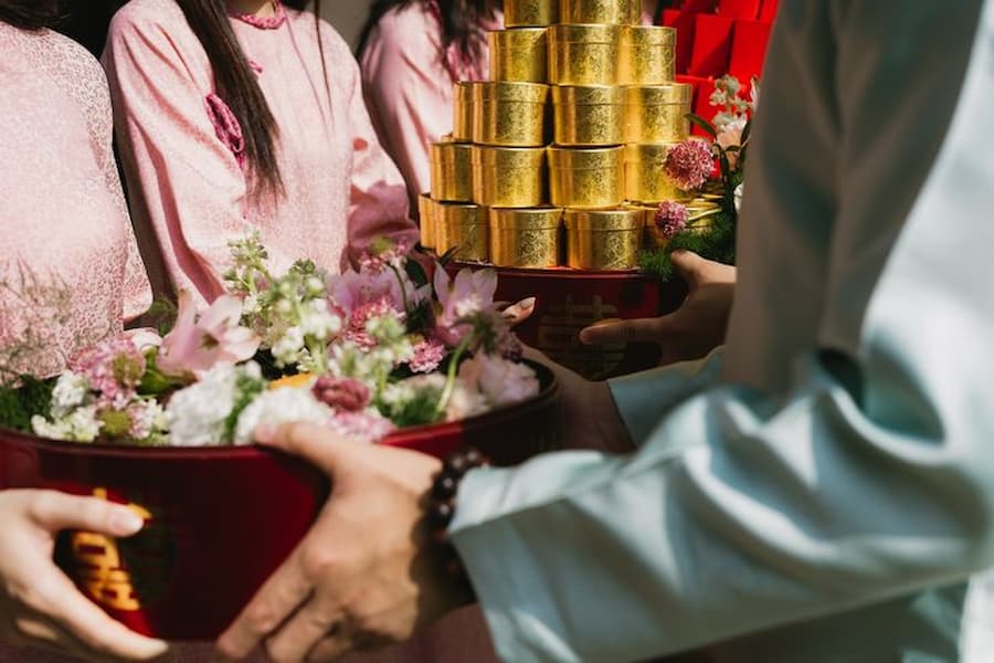 Hai bên gia đình thực hiện nghi thức chào hỏi và trao lễ vật để mở đầu cho lễ rước dâu trang trọng