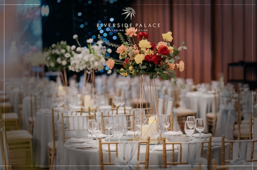 Hoa và nến tạo nên không gian lãng mạn