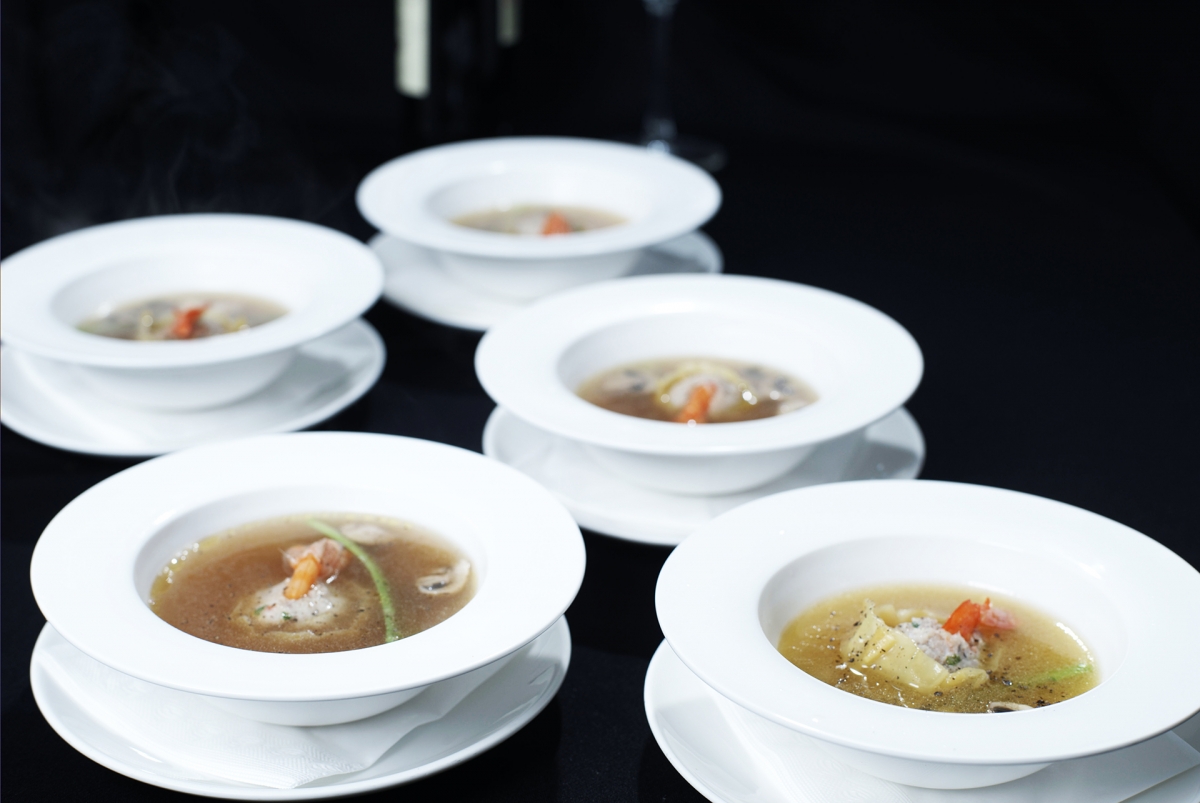 Thực đơn sẽ thêm màu sắc với những món ăn độc đáo với những món ăn như súp hoành thánh tôm foie gras