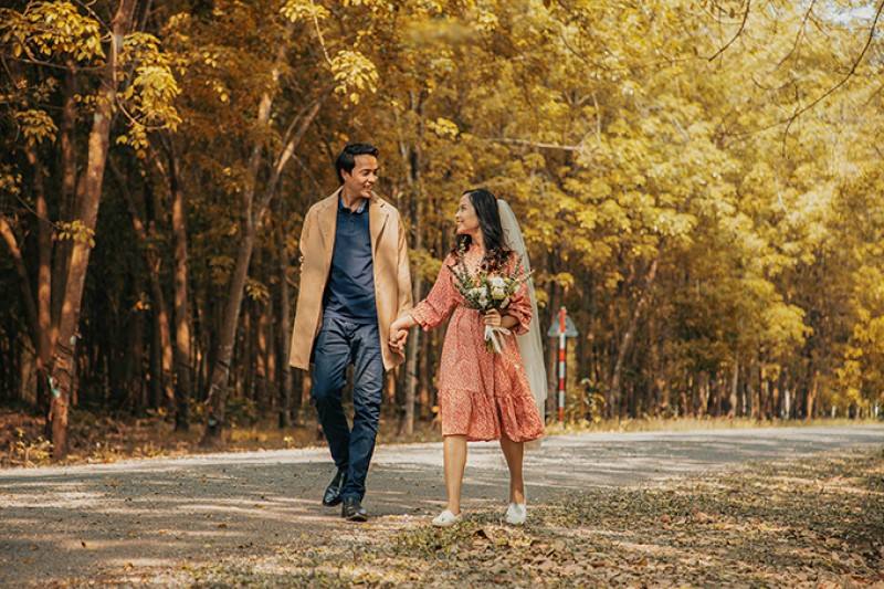 Đám cưới mùa thu với những chiếc lá chuyển màu vàng ấm áp cho những cặp đôi thích cảnh đẹp trữ tình, nên thơ