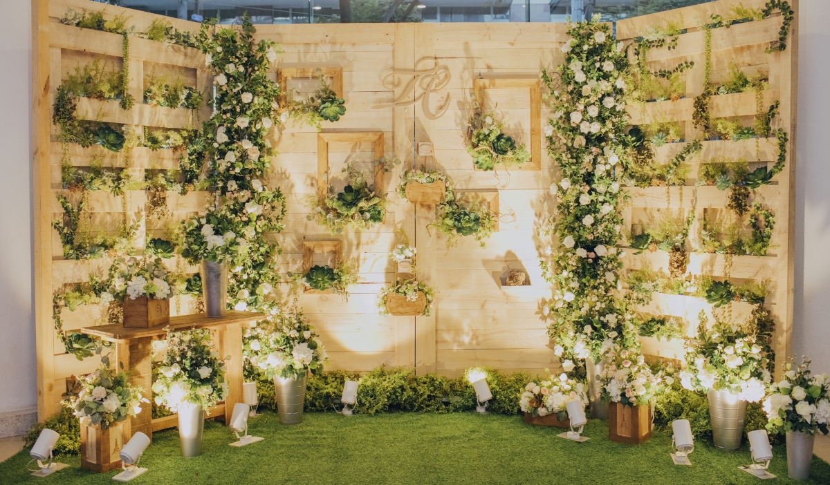 Nếu bạn đang tìm kiếm một backdrop chụp hình cưới độc đáo và mới lạ cho năm 2018, thì bạn đã đến đúng nơi rồi. Với những ý tưởng sáng tạo và chuyên nghiệp, chúng tôi sẽ giúp bạn tạo nên một không gian đẹp và ấn tượng để giữ lấy những khoảnh khắc đáng nhớ cho ngày cưới của bạn.