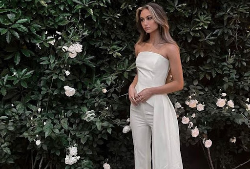 Jumpsuit phù hợp cho những khách mời nữ yêu thích sự hiện đại, phóng khoáng và cá tính