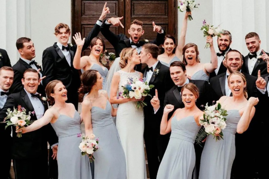 Khách mời nên mặc lịch sự, đúng bảng màu yêu cầu và tránh màu trắng hoặc quá hở để giữ sự tinh tế cho tiệc cưới.