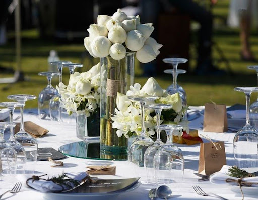 Khám phá vẻ đẹp của hoa bàn tiệc cưới trong ngày trọng đại