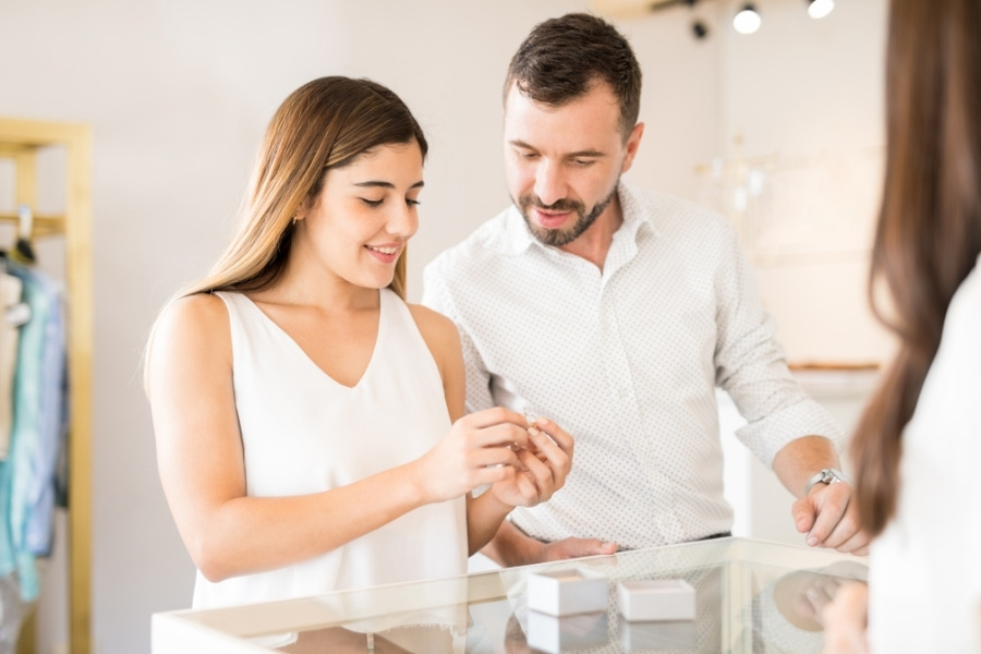 Khi chọn nhẫn cưới nên đi hai người để thuận tiện thảo luận và đưa ra quyết định phù hợp nhất