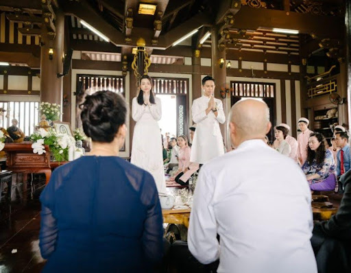 Khoảnh khắc gắn kết hai bên gia đình trong niềm tin và phúc lành từ Tam Bảo