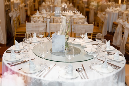 Vẻ đẹp thanh thoát từ bình thủy tinh mang đến sự hiện đại cho không gian tiệc cưới