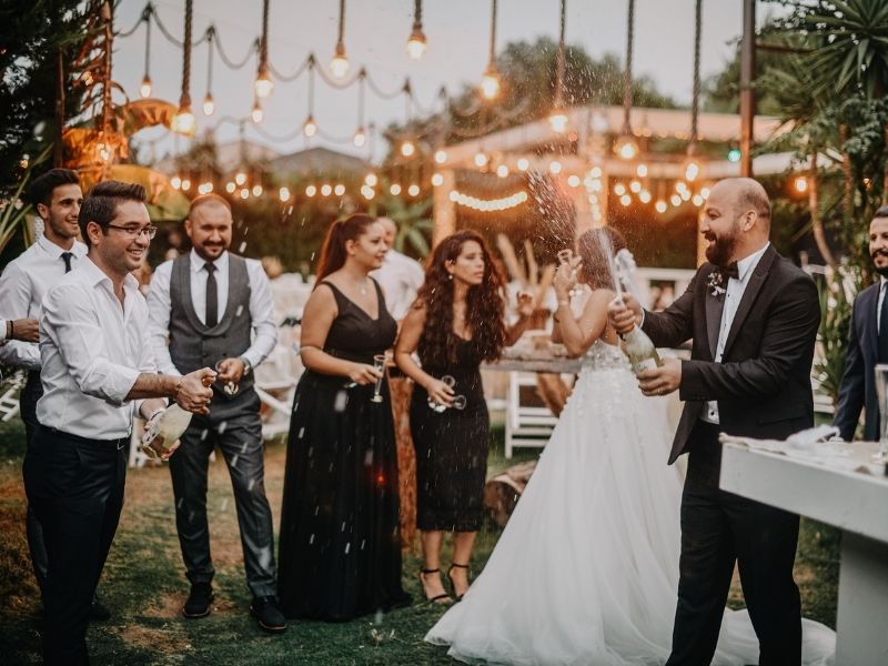 Lễ báo hỷ là một buổi tiệc thân mật, có quy mô nhỏ hơn tiệc cưới chính thức