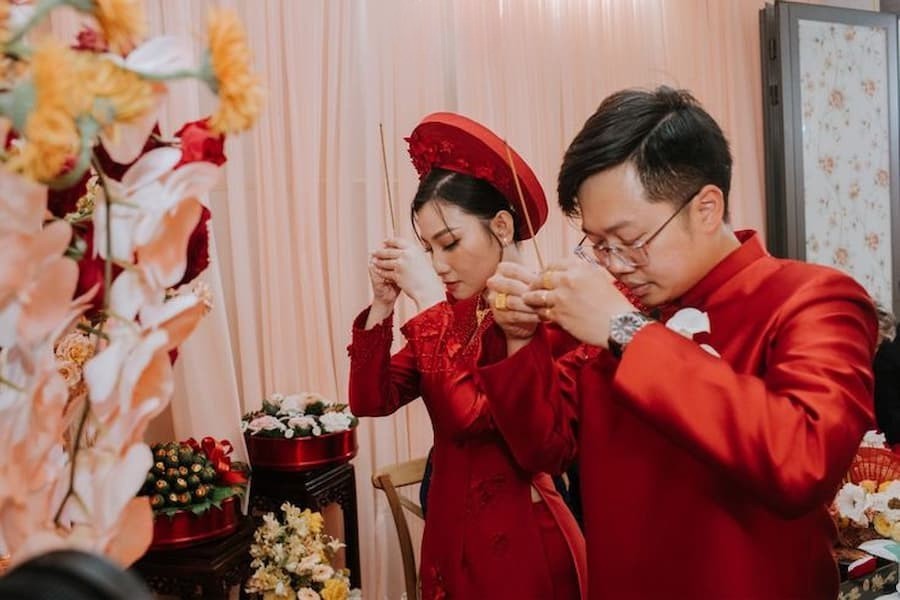 Lễ gia tiên là nghi thức quan trọng trong ngày cưới thể hiện sự kính trọng với tổ tiên và gia đình