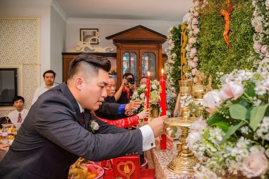 Lễ lên đèn là nghi thức cầu mong sự hòa thuận và may mắn cho cặp đôi trẻ.