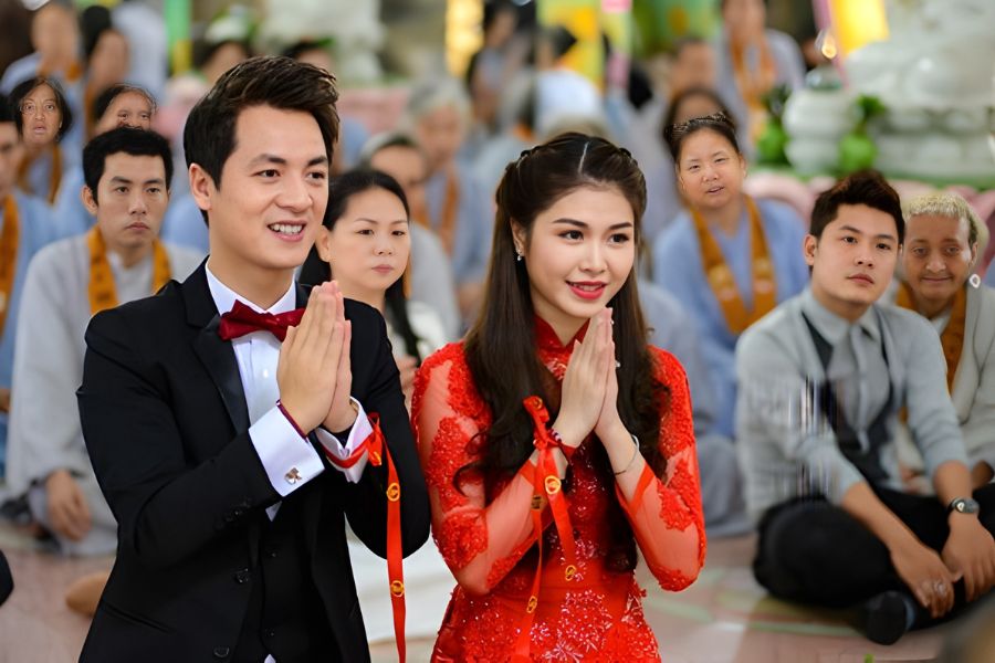 Lễ tơ hồng là nghi thức tế Nguyệt Lão gắn kết sợi chỉ định mệnh lứa đôi