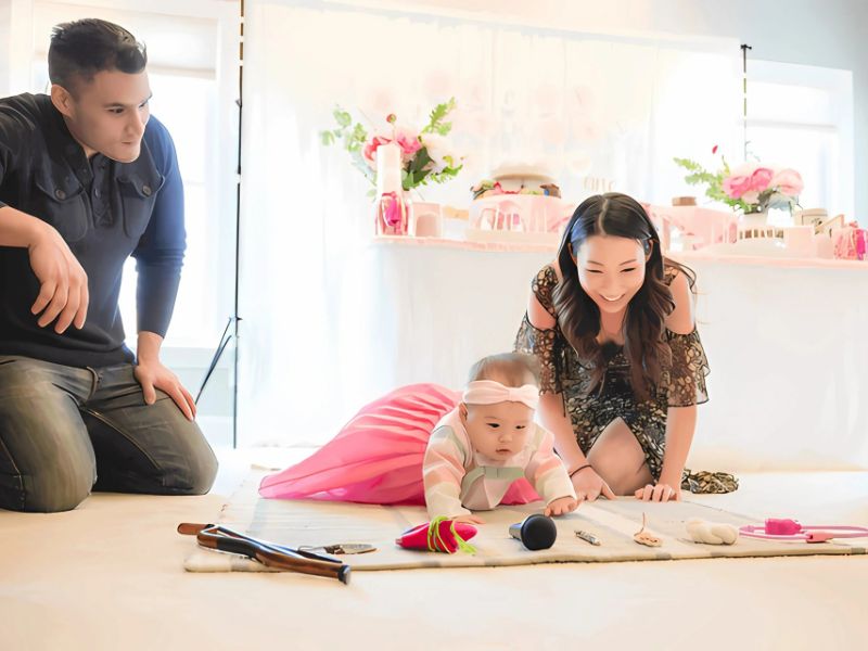 Nghi thức bốc đồ của lễ thôi nôi đánh dấu sinh nhật đầu tiên của bé