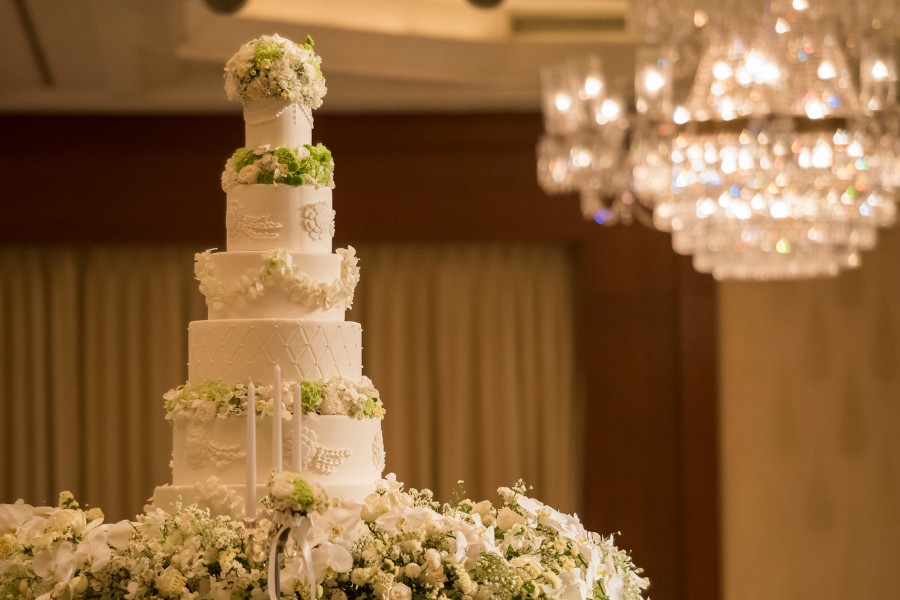 Các mẫu bánh cưới trang trí hoa tươi