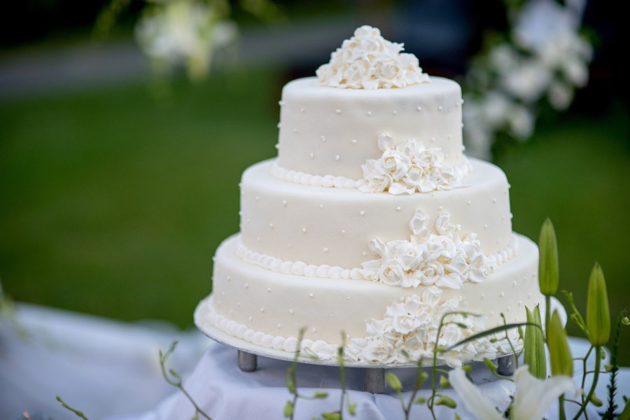 Các mẫu bánh cưới nhiều tầng All White