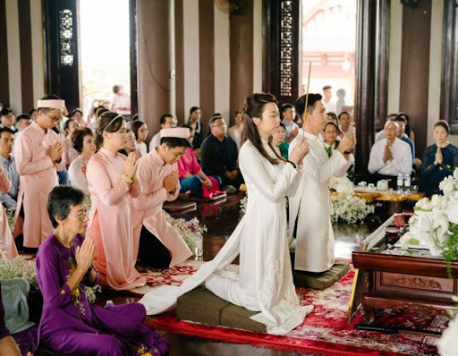 Nghi thức bái Phật và trao nhẫn tượng trưng mong ước tình yêu vĩnh cửu và sự gắn kết trong Phật pháp