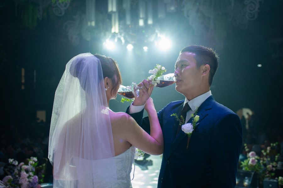 Nghi thức uống rượu giao bôi là lời cam kết đồng lòng, gắn kết tâm hồn và minh chứng cho lời thề thủy chung, hòa hợp của đôi lứa