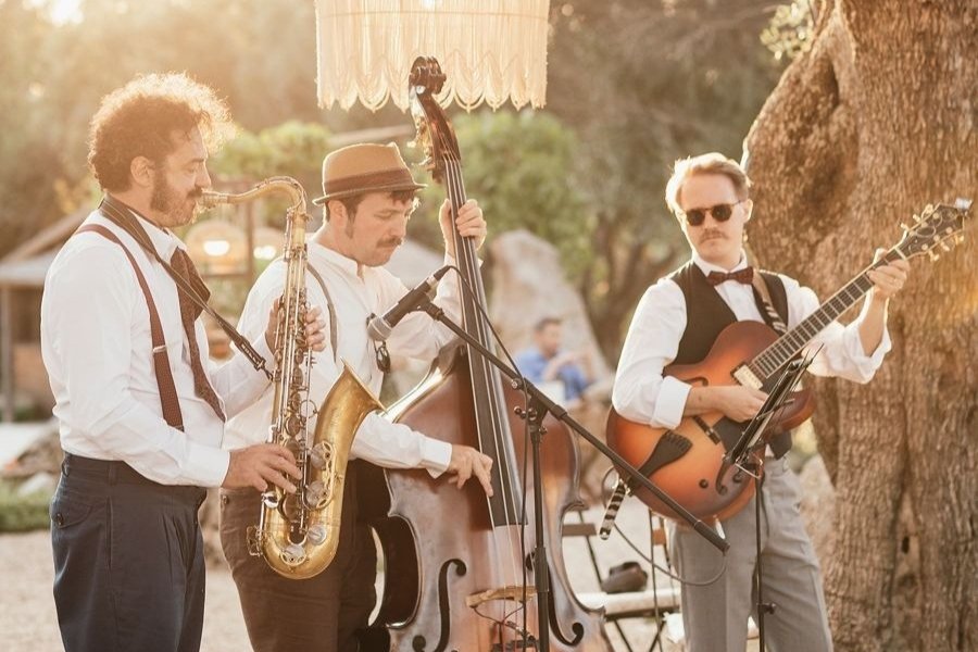 Những màn biểu diễn âm nhạc làm cho không khí gần gũi và sinh động hơn