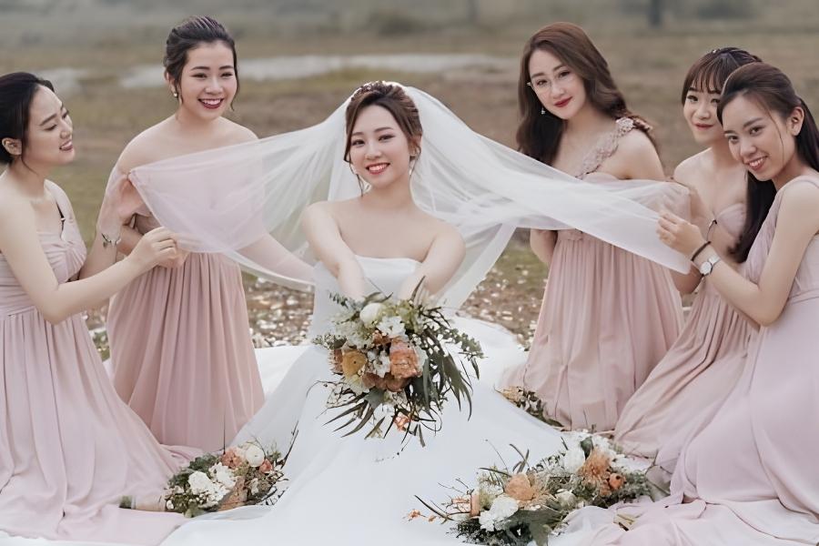 Phù dâu – hội bạn thân luôn sát cánh bên cạnh, nâng tinh thần cho cô dâu trong ngày trọng đại.
