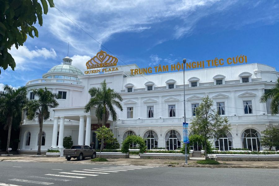 Queen Plaza mang phong cách kiến trúc Châu Âu kết hợp giữa cổ điển và hiện đại